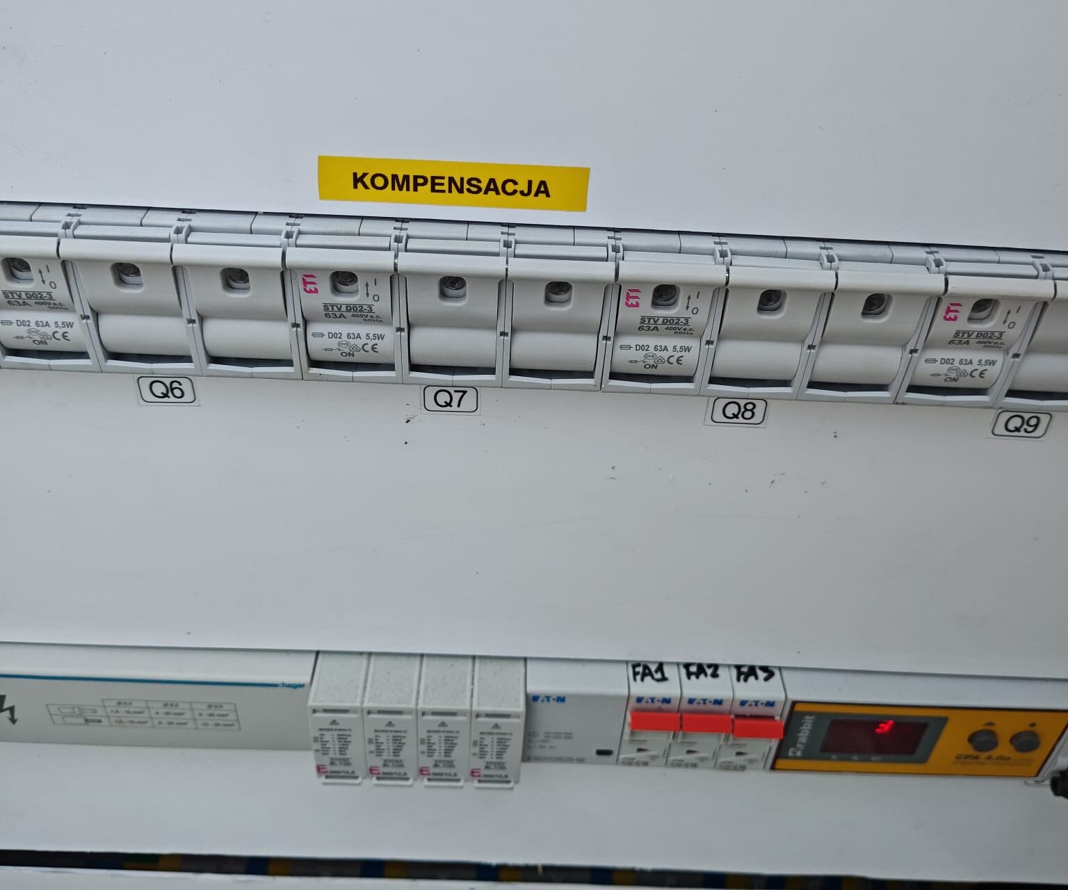 Szafa kompensatora mocy biernej podczas przeglądu technicznego w zakładzie przemysłowym